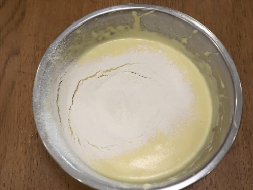 2個雞蛋就能烤出12個無油酸奶杯子蛋糕,口感柔軟